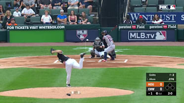 Jose Altuve batea elevadito de out a tercera base Yoan Moncada en ...