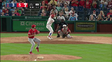 Bryce Harper batea elevado de out a jardinero central Mickey Moniak.