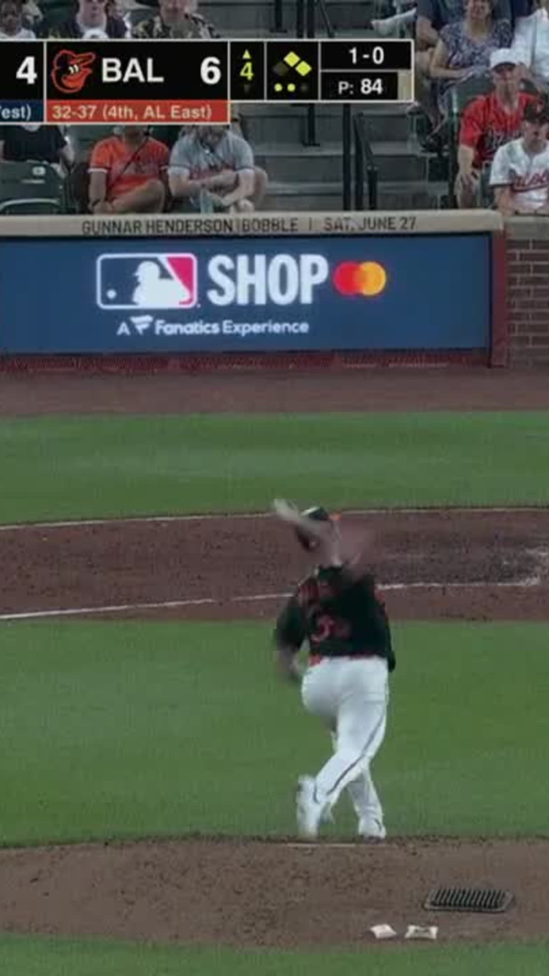 Julio Rodríguez makes wild catch on chaotic line drive