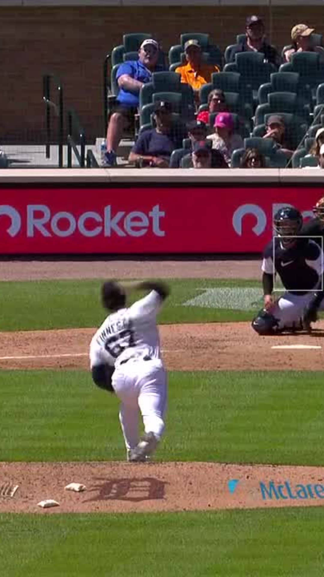 Julio Rodríguez makes wild catch on chaotic line drive