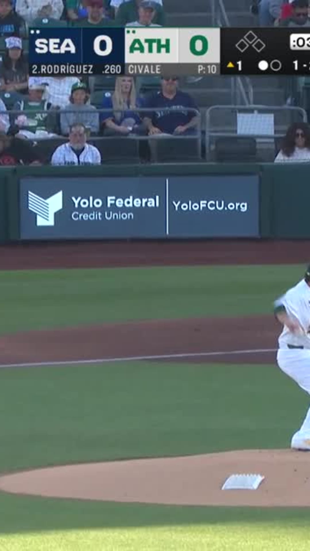 Julio Rodríguez makes wild catch on chaotic line drive