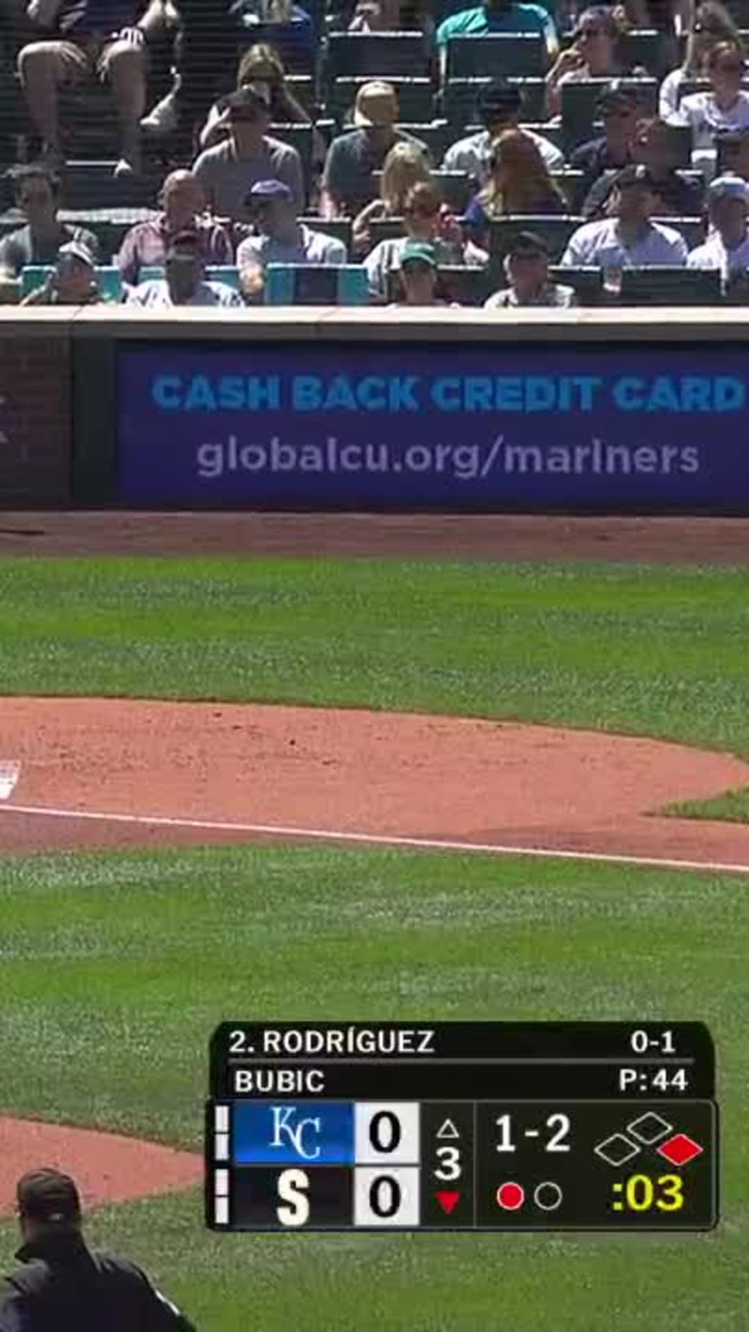 Julio Rodríguez makes wild catch on chaotic line drive