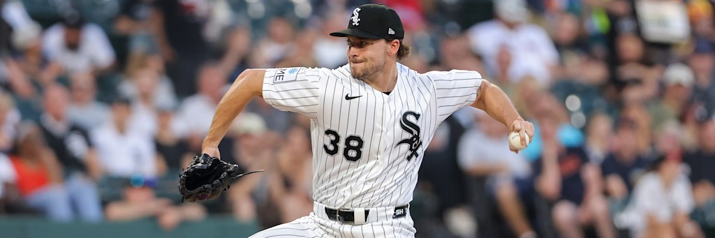 Chris Murphy delivering a pitch in 2026