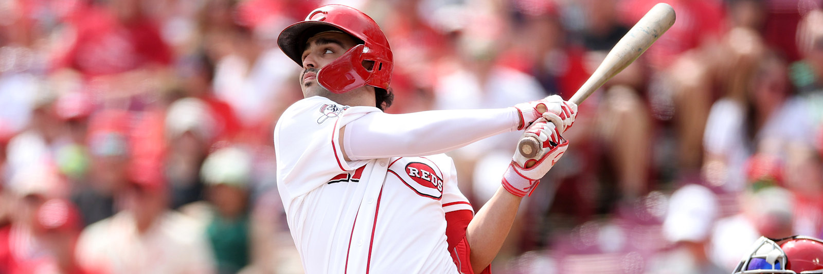 Stewart Smashes Two Homers, Drives in Six as Reds Rout Giants 8-3