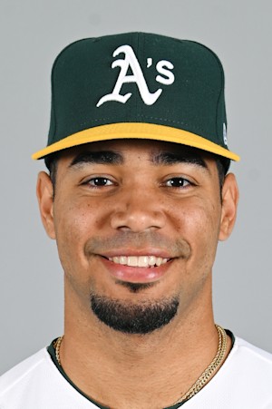 Headshot of Darell Hernaiz