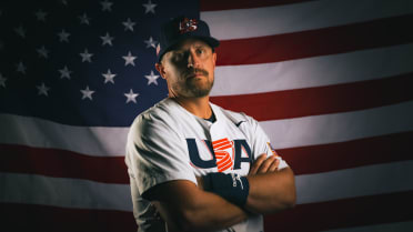 Manny leads Red Sox with American flag in 2004 