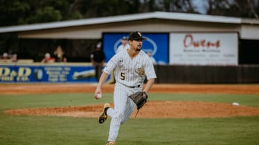 Tennessee Baseball on X: T5  Two more runs come in to score as the throw  from first squirts away from the catcher!  / X