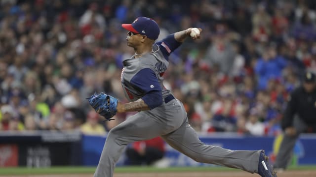 Stroman finds gum on his back in the dugout 