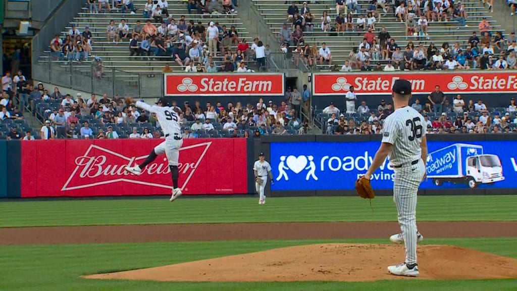 Oswaldo Cabrera makes a great leaping catch
