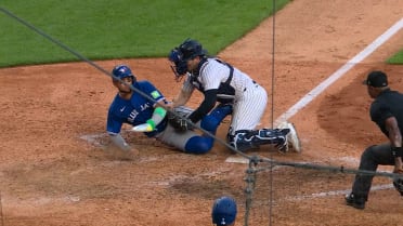 Cody Bellinger nabs Bo Bichette at home