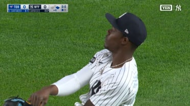 Jazz Chisholm Jr. makes an impressive diving grab