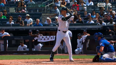 Cody Bellinger extends hit streak with a double