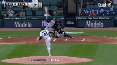Cody Bellinger belts a two-run homer in the first