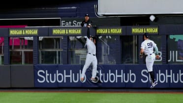 Trent Grisham makes stellar leaping catch 