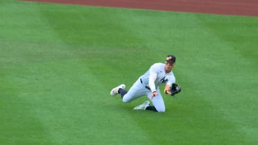 Aaron Judge makes a diving catch in right