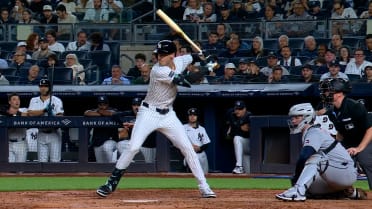 Cody Bellinger crushes a solo home run 