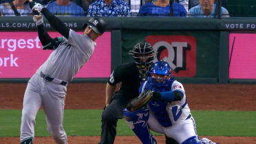 Cody Bellinger picks up his 1,000th career hit with an RBI single 