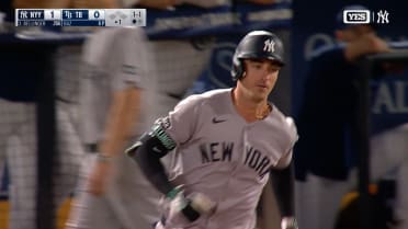 Cody Bellinger goes back-to-back for his first homer of the game