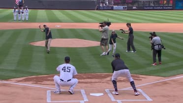 Sarah Langs' parents throw first pitch at Yankee Stadium