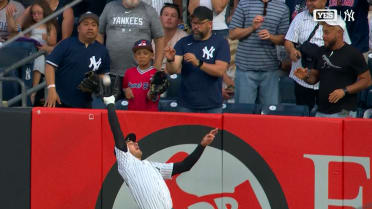 Cody Bellinger makes leaping catch at the wall