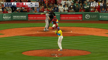 Cody Bellinger smacks an RBI double to make it 5-3