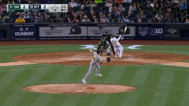 Gleyber Torres launches a solo homer, 04/28/2023