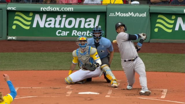 Gleyber Torres mashes 2-run HR to extend Yankees' lead in Game 4